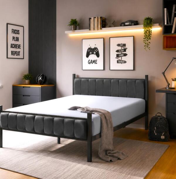 Pat metalic tapițat, cu structură rezistentă și design elegant, potrivit pentru amenajarea unui dormitor modern, confortabil și elegant. Mobila Mega – Paturi – imagine 2
