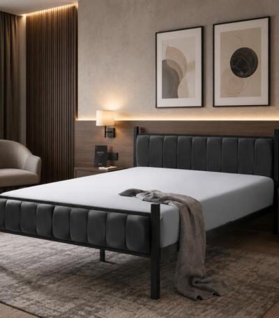 Pat metalic tapițat, cu structură rezistentă și design elegant, potrivit pentru amenajarea unui dormitor modern, confortabil și elegant. Mobila Mega – Paturi