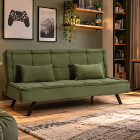 Canapea verde într-o cameră cozy scandinavă
