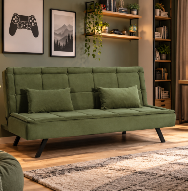 Canapea verde într-o cameră cozy scandinavă